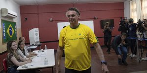 Ο Ζαίχ Μπολσονάρου ψηφίζει στις προεδρικές εκλογές με φανελάκι της Βραζιλίας