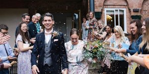 γυναίκα με φόρεμα