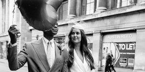 γυναίκα με νυφικό φόρεμα