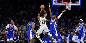 Ο Γιάννης Αντετοκούνμπο σε προσπάθειά του από το ματς των Μπακς με τους Σίξερς