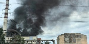 Θερμοηλεκτρικό εργοστάσιο τυλιγμένο στις φλόγες