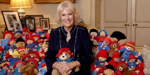 Η Καμίλα Πάρκερ Μπόουλς ποζάρει μαζί με δεκάδες αρκουδάκια Πάντινγκτον