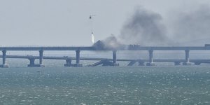 Ελικόπτερο επιχειρεί πυρόσβεση στο φλεγόμενο τμήμα της Γέφυρας της Κριμαίας