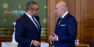 Ο Νίκος Δένδιας μαζί με τον Βρετανό ομόλογό του Τζέιμς Κλέβερλι, σε συνάντηση στο Λονδίνο