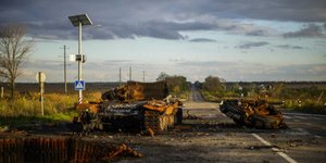 Κατεστραμμένο ρωσικό άρμα μάχης στο δρόμο μεταξύ Χαρκόβου και Ιζιούμ