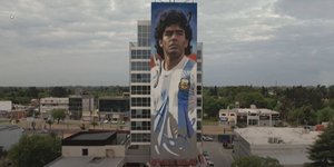 Εκπληκτική η γιγάντια τοιχογραφία με τη μορφή του Ντιέγκο Μαραντόνα στο Μπουένος Άιρες