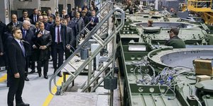 Ο Ντμίτρι Μεντβέντεφ σε μονάδα παραγωγής αρμάτων μάχης στα Ουράλια 