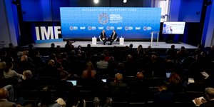 Φωτογραφία από την ετήσια διάσκεψη ΔΝΤ-Παγκόσμιας Τράπεζας: Στο πάνελ συζητούν ο πρόεδρος της Παγκόσμιας Τράπεζας, Ντέιβιντ Μάλπας και ο πρώην αναπληρωτής διευθυντής του ΔΝΤ, Τζον Λίπσκι/ Associated Press