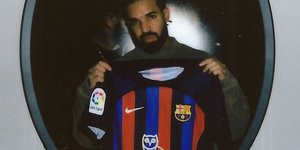 Ο Drake με τη φανέλα της Μπαρτσελόνα