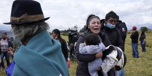 Συγγενείς κρατουμένων στη φυλακή στην Λατακούνγκα του Ισημερινού ξεσπούν σε κλάματα έξω από το σωφρονιστικό ίδρυμα/ Φωτογραφία: AP