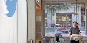 O Έλον Μασκ με έναν νιπτήρα ανά χείρας στα κεντρικά του Twitter