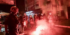 Ένταση στην πορεία στο Α.Τ. Ομόνοιας για την υπόθεση βιασμού 19χρονης από αστυνομικούς -