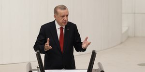 O Tούρκος πρόεδρος Ρετζέπ Ταγίπ Ερντογάν στην εναρκτήρια ομιλία του στη βουλή 