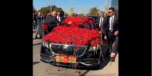 Γεμάτο γαρύφαλλα το αυτοκίνητο μου μεταφέρει τον Ερντογάν