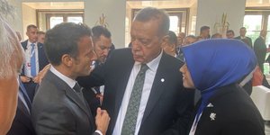 Ο Εμανουέλ Μακρόν συνάντησε τον Ταγίπ Ερντογάν στην Πράγα