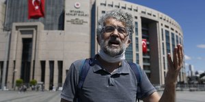 Ο αντιπρόσωπος των Δημοσιογράφων χωρίς Σύνορα (RSF), Ερόλ Οντέρογλου