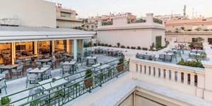 Η βεράντα του εστιατορίου του Μουσείου Μπενάκη στην Κουμπάρη 