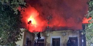 Το δημαρχείο στις φλόγες