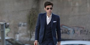 Ο Μένιος Φουρθιώτης περπατά με γυαλιά ηλίου