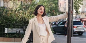 Γαλλίδα με μπεζ κοστούμι