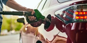 fuel pass ένας άνδρας βάζει καύσιμα στο όχημά του