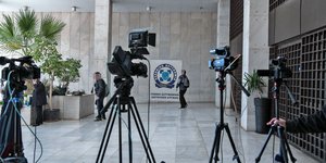 Η είσοδος της ΓΑΔΑ με τηλεοπτικές κάμερες