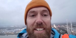 Οικολόγοι ανέβηκαν σε γέφυρα στο Λονδίνο