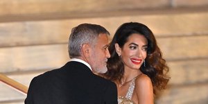 Η Αμάλ Κλούνεϊ με ολόχρυσο φόρεμα Versace 