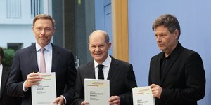 Ο Γερμανός Καγκελάριος Όλαφ Σολτς στο κέντρο, o Κρίστιαν Λίντνερ, αριστερά, και ο Ρόμπερτ Χάμπεκ