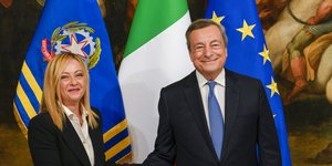 Ο απερχόμενος πρωθυπουργός της Ιταλίας Μάριο Ντράγκι, δεξιά, σφίγγει το χέρι με τη νέα πρωθυπουργό Τζόρτζια Μελόνι