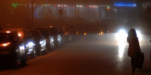 μια γυναίκα σε δρόμο τη νύχτα