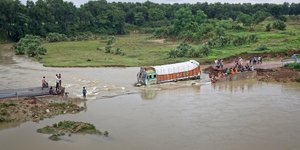 όχημα έχει πέσει σε νερά στην Ινδία