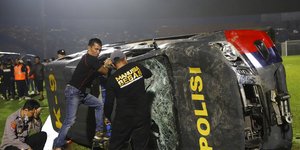 Σοκ στην Ινδονησία, 129 νεκροί από ποδοπάτημα σε γήπεδο