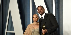  Η Jada Pinkett Smith, αριστερά, και ο Will Smith φτάνουν στο Vanity Fair Oscar Party την Κυριακή