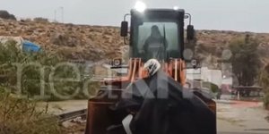 Κακοκαιρία στην Κρήτη: Συγκλονιστική διάσωση οδηγού πάνω στη δαγκάνα μπουλντόζας