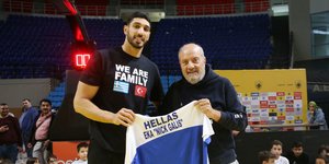 Ο Ενές Καντέρ κρατά φανέλα της Εθνικής Ελλάδας