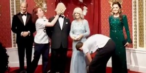 Ακτιβιστές για το κλίμα επιτέθηκαν στον Κάρολο του Μαντάμ Τισό