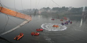 Κατάρρευση γέφυρας βαρκες 