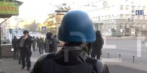 Δημοσιογράφος με κράνος στο Κίεβο