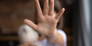 κοριτσάκι ζητά να σταματήσει η κακοποίηση