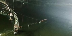 Κατέρρευσε κρεμαστή γέφυρα στην Ινδία