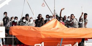 πλοίο με πρόσφυγες στην Ιταλία