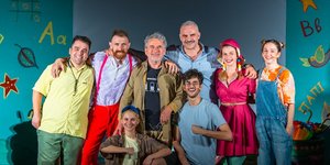 Τάσος Ιωαννίδης με το θίασο από τα Λάχανα και Χάχανα 