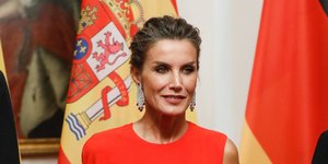 H βασίλισσα Λετίθια στα κόκκινα