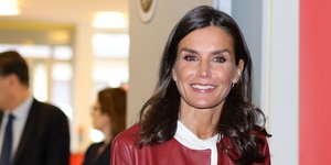 H βασίλισσα Λετίθια με pencil φούστα