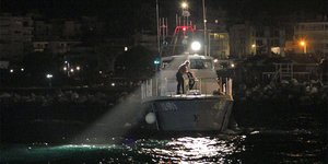 Σκάφος του Λιμενικού τη νύχτα