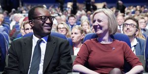 Ο αποπεμφθείς υπουργός Οικονομικών και η Λιζ Τρας