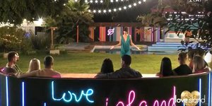 Σκηνή από το επεισόδιο του Love Island της Πέμπτης