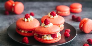 Λαχταριστά macaroons με βατόμουρο και cream cheese