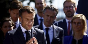 O Εμάνουελ Μακρόν προσεύχεται